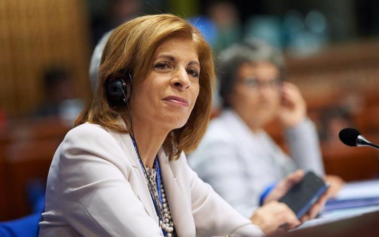 Ευρωπαία επίτροπος υγείας Στέλλα Κυριακίδου: Να επιστρέψουν με ασφάλεια τα παιδιά στις τάξεις