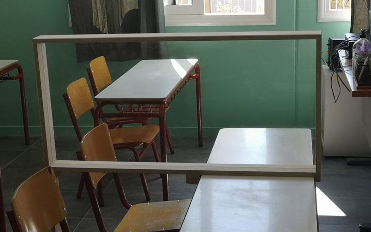 Πλεξιγκλάς στα θρανία των σχολείων Ραφήνας – Πικερμίου