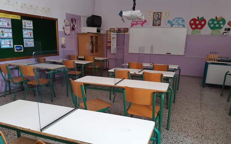 Κορωνοϊός: Διαχωριστικό πλεξιγκλάς στα θρανία των μαθητών δημοτικού σχολείου
