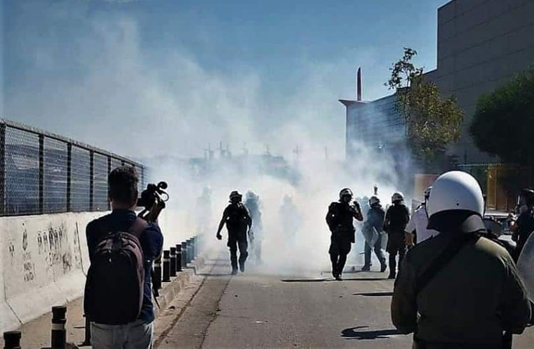 Συλλαλητήριο ΥΠΑΙΘ | Μέχρι το Mall κυνήγησαν τα ΜΑΤ τους διαδηλωτές μαθητές