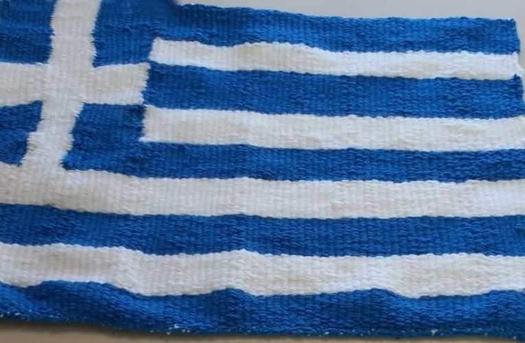 Τα παιδιά των Νοσοκομειακών Σχολείων ΑΧΕΠΑ έφτιαξαν σε αργαλειό μια ελληνική σημαία για το 1821