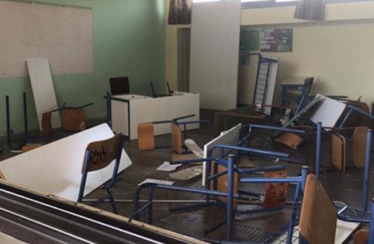 Βανδαλισμοί σε δημοτικό σχολείο με καταστροφές, φωτιές και σκίσιμο σημαίας
