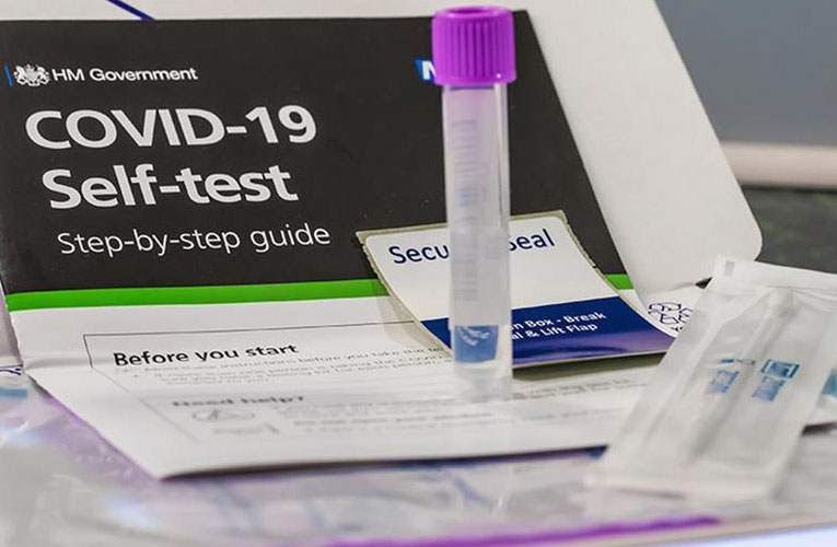 Ξεκινάει η διάθεση self-test για μαθητές και εμβολιασμένους εκπαιδευτικούς από τα φαρμακεία