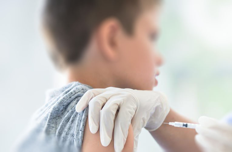 Εμβολιασμός μαθητών: «Πράσινο φως» από τον ΕΜΑ για τον εμβολιασμό παιδιών 12 -15 ετών με Pfizer