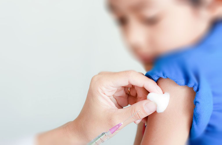 Ειδικοί επιστήμονες: Mέσα στα σχολεία υποχρεωτικός εμβολιασμός των μαθητών του δημοτικού