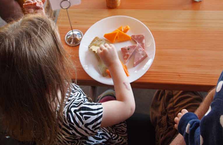 Σχολικά γεύματα – υπουργείο Εργασίας: Συνεχίζεται κανονικά η διανομή τους