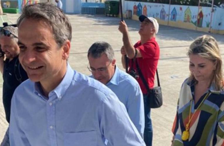 Το Δημοτικό Σχολείο Αστυπάλαιας επισκέφθηκε ο πρωθυπουργός μαζί με τη Ζ. Μακρή