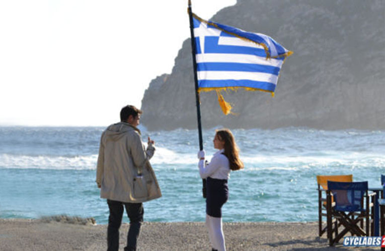 Μία και μοναδική μαθήτρια κράτησε τη σημαία και παρέλασε στον Απόλλωνα της Νάξου