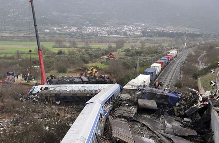 Σύγκρουση τρένων στα Τέμπη: Τριήμερο εθνικό πένθος για την τραγωδία