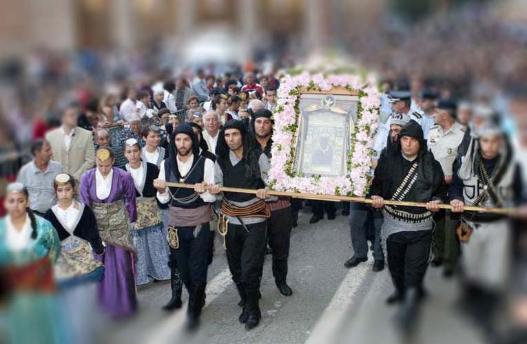 Δεκαπενταύγουστος: Έθιμα και παραδόσεις για τη γιορτή της Παναγίας σε όλη την Ελλάδα