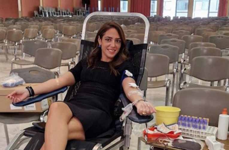 Εθελόντρια αιμοδότρια η Δ. Μιχαηλίδου έδωσε αίμα για τον Σύλλογο Αιμοδοτών του ΥΠΑΙΘΑ