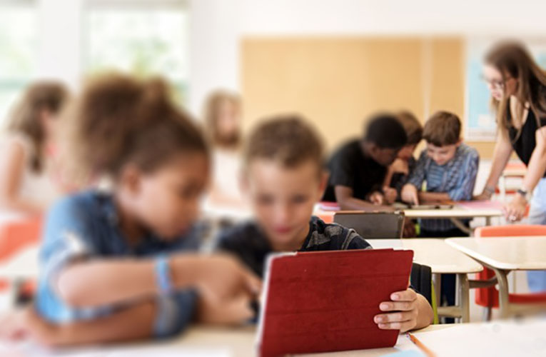 Σουηδικά σχολεία: Τέλος τα tablets για τους μαθητές, επιστροφή στα βιβλία