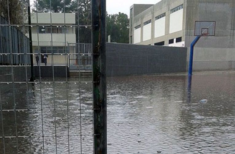Σοκ: Σε σχολείο“έχασαν” 3 μικρούς μαθητές στη διάρκεια νεροποντής