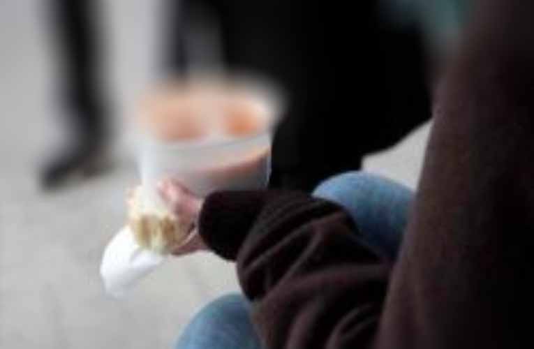 Μαθητές μοίρασαν φαγητό σε αστέγους και απόρους