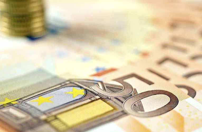 Αυξάνεται ο κατώτατος μισθός του ιδιωτικού τομέα στα 830 ευρώ (μικτά)