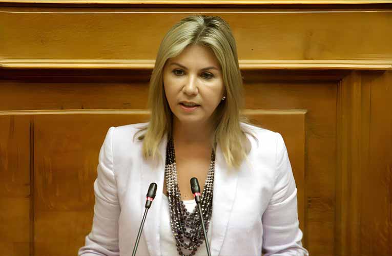Μακρή: Σε αναστολή εργασίας άνευ αποδοχών οι ανεμβολίαστοι εκπαιδευτικοί