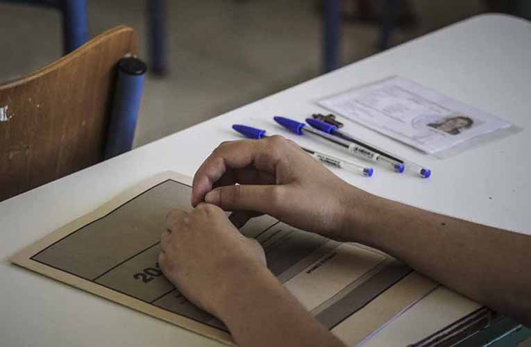 Πανελλήνιες 2024: Μηδενισμός 3 μαθητών λόγω…κινητού