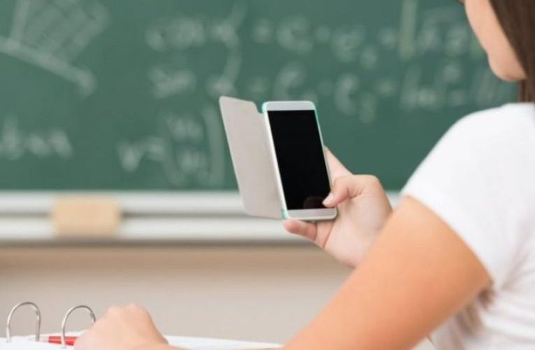 Πιερρακάκης: Πάνω από 6.000 αποβολές μαθητών λόγω χρήσης κινητού στο σχολείο