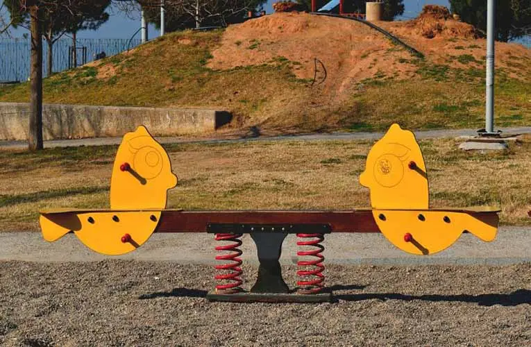 Δήμος κλείνει τις παιδικές χαρές για να ελεγχθούν