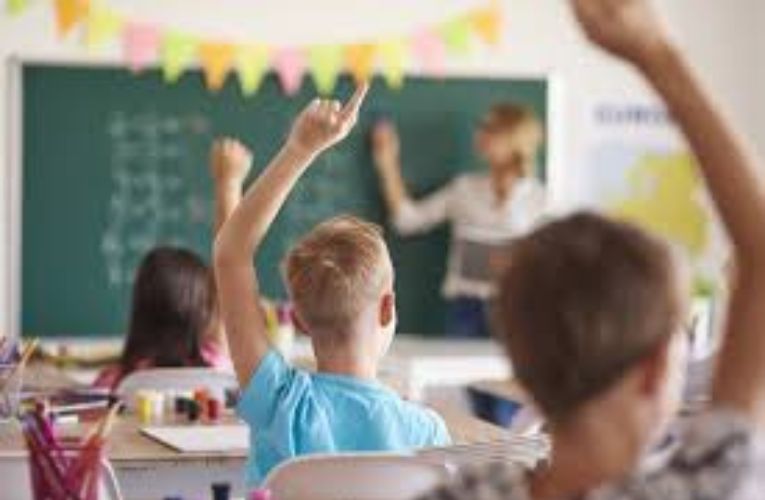 Όταν για τα χιλιάδες κενά στα σχολεία στοχοποιούνται οι εκπαιδευτικοί που ζητούν νόμιμη άδεια