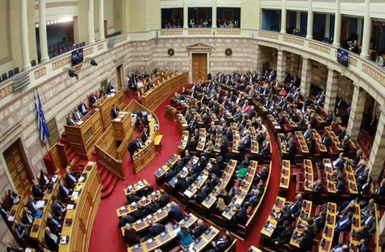 Ψηφίστηκε αύξηση 60 ευρώ το μήνα σε δημοσίους υπαλλήλους κατόχους integrated master